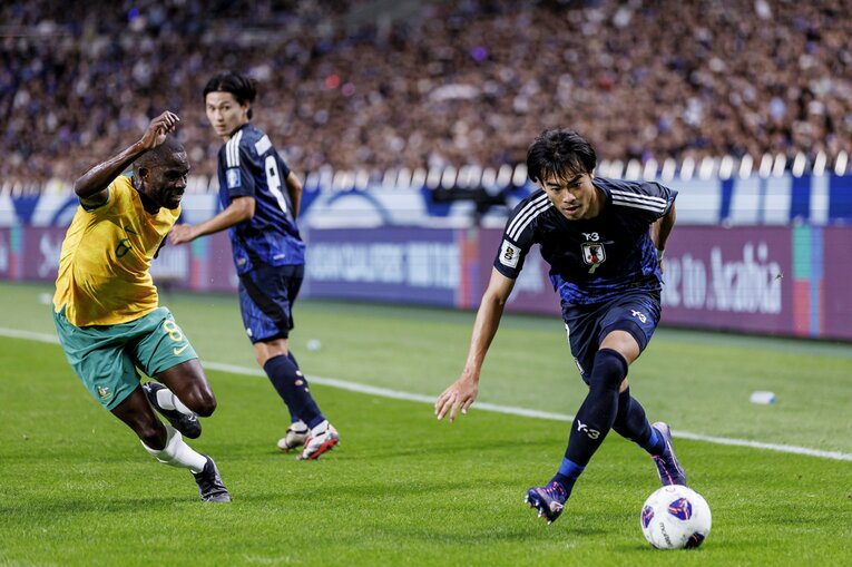 三笘薫の「超高速ドリブル」（1枚目／全4枚）©Kiichi Matsumoto