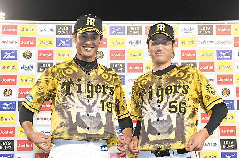 開幕投手を任された藤浪晋太郎（左）は、今季ここまで防御率1点台をマークしている ／ photograph by JIJI PRESS