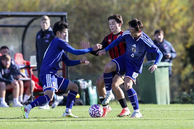 U‐22代表、11月のイングランド遠征。1試合目はU‐20イングランド代表相手に1-1で引き分け、2試合目（写真）はボーンマス相手に2‐0で勝利した　©Getty Images