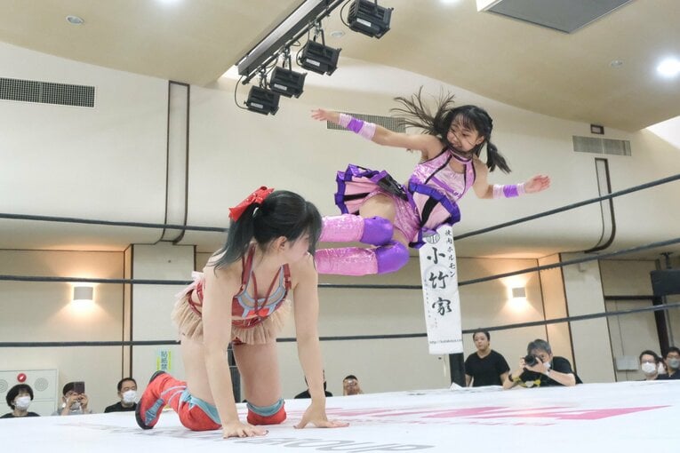 チャンピオン梅咲相手に果敢にドロップキックを放つ