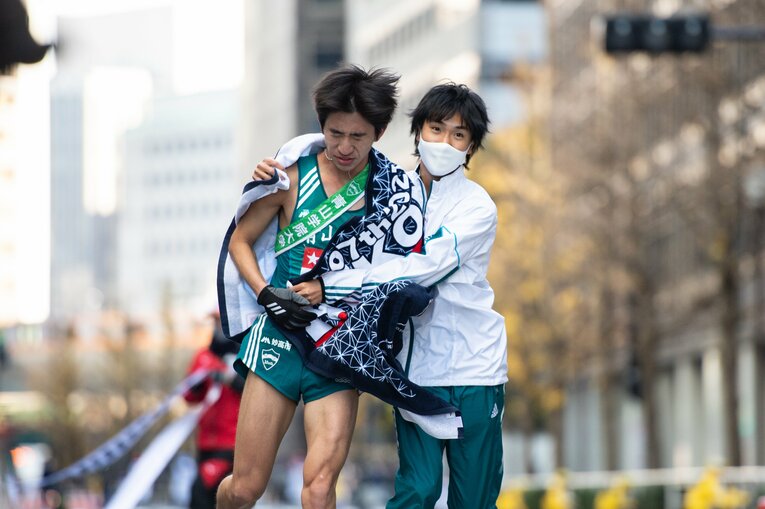 今年の箱根駅伝では、まさかの往路12位から総合4位まで追い上げた青山学院大学。ゴールした中倉啓敦（2年）を迎える吉田圭太（4年）　©Nanae Suzuki