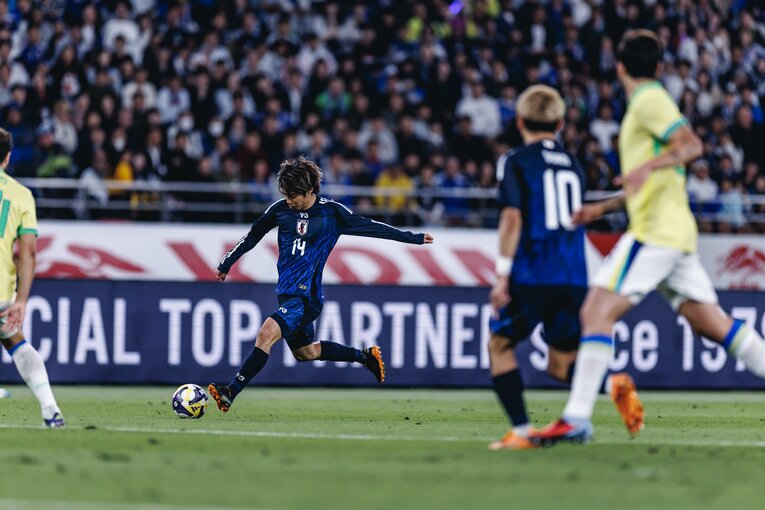 【計30枚超：“テレビに映らない”日本代表ブラジル戦歴史的初勝利】伊東純也の鮮やかなクロス…写真はまだまだ続きます　©Kiichi Matsumoto