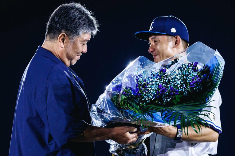 引退セレモニーで野茂英雄（左）から花束を受け取る栗山巧 ／ photograph by Kiichi Matsumoto