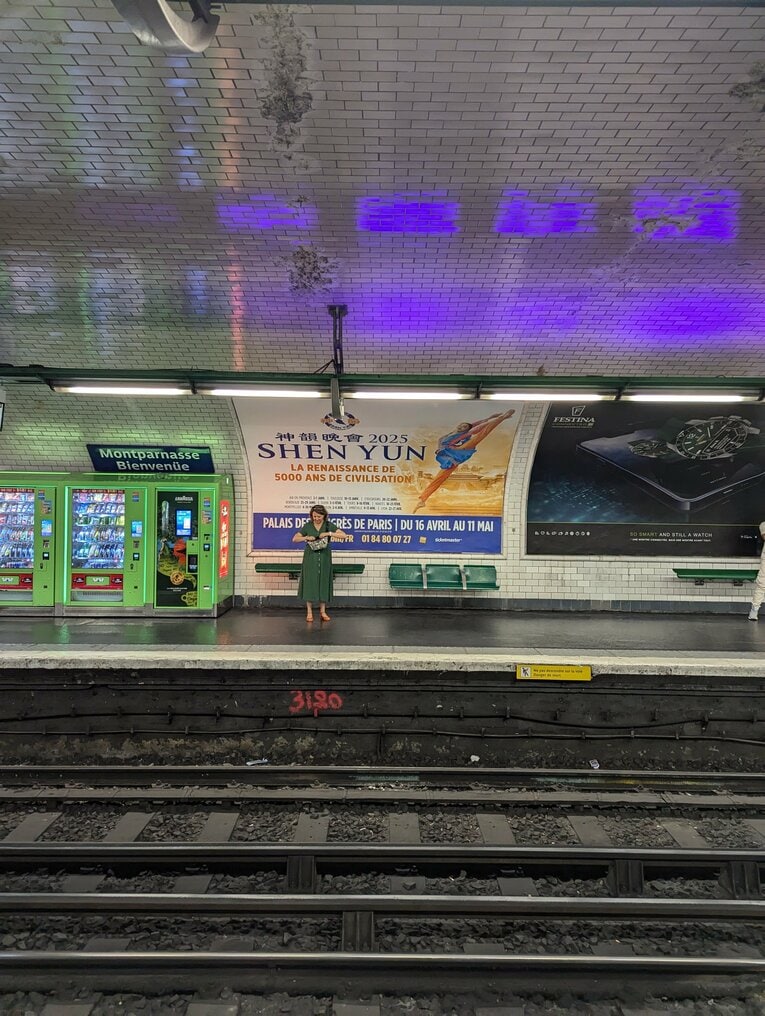 地下鉄駅には神韻芸術団の公演告知ポスターも　©Yu Saito