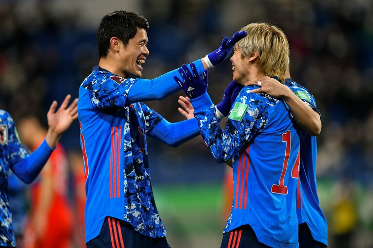 チーム2点目に喜ぶ伊東と酒井。2人の右サイドをはじめ、再現性ある攻撃が見られた　©Takuya Sugiyama/JMPA