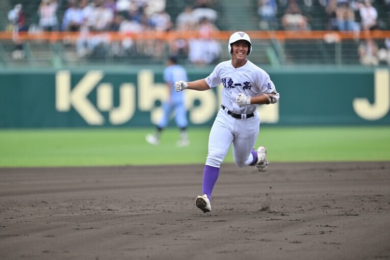 豪快弾を放ち、ベースを回る関東一の高橋　©Hideki Sugiyama