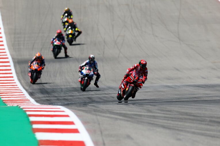 トップを行くバニャイアと追うリンス　©Satoshi Endo