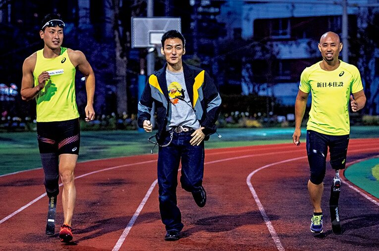 草なぎ剛（中央）とともに走る井谷俊介（左）と山本篤。パラリンピックの舞台を心待ちにする2人だ。 ／ photograph by Takuya Sugiyama