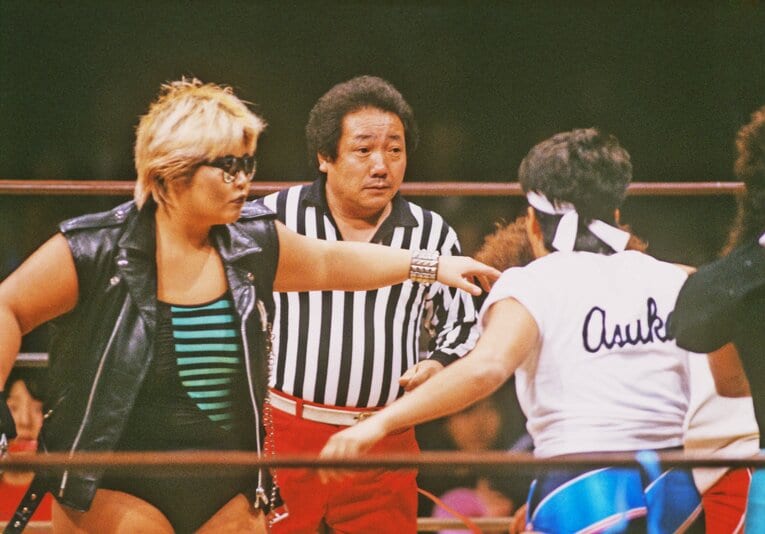 阿部四郎は“極悪レフェリー”としてアンフェアなレフェリングを行った　©AFLO