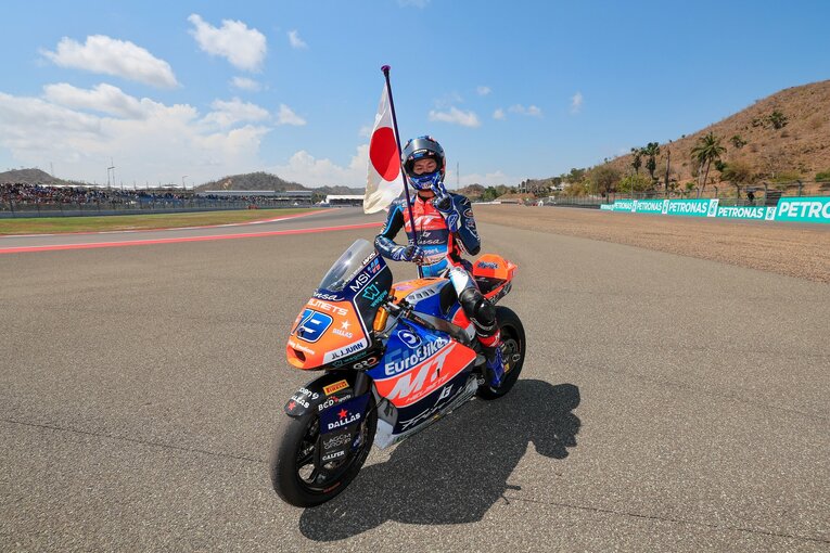 2024年インドネシアGPで日章旗を掲げる小椋　©Satoshi Endo