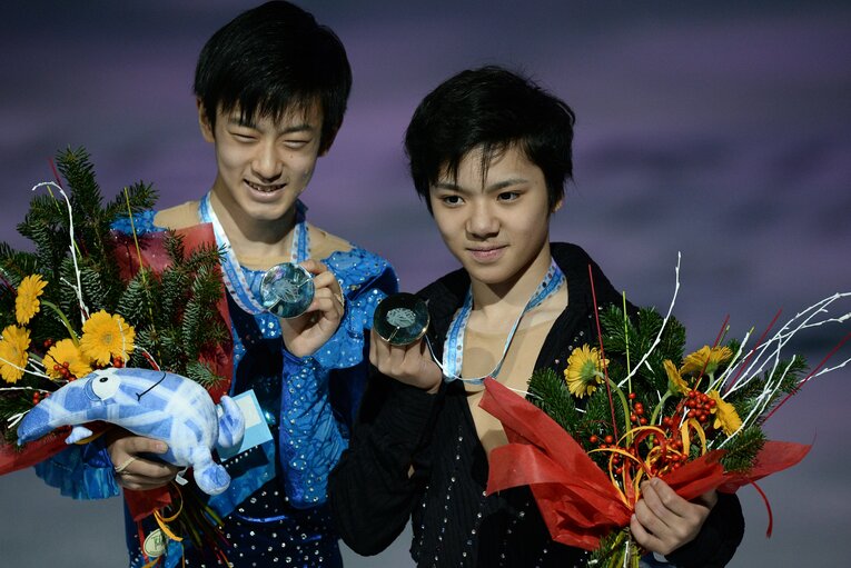 2014年、ジュニアGPファイナルで表彰台に上がった山本と宇野　©SPUTNIK／JIJI PRESS