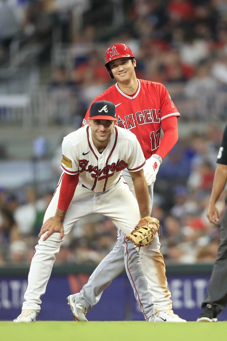 一塁上で楽しそうな大谷とオルソンの両リーグ本塁打王　©Getty Images