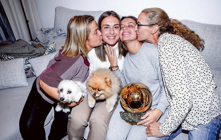 幸せな家族写真。左から母親、姉、プテラス、叔母。姉とプテラスはよく似ている　photograph by L’Équipe