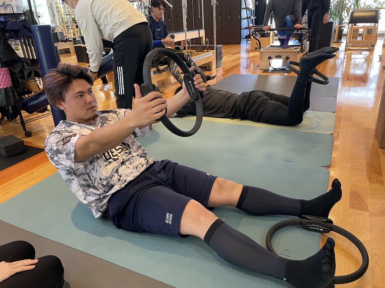 体幹を鍛える中川虎大　©Takashi Ishizuka