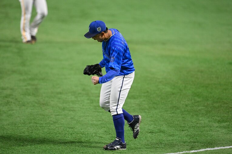 日本シリーズ第3戦、ガッツポーズの東克樹　©Nanae Suzuki