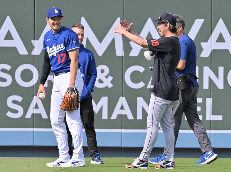 “マエケン画伯”と再会し楽しそうに談笑する大谷翔平　©JIJI PRESS　