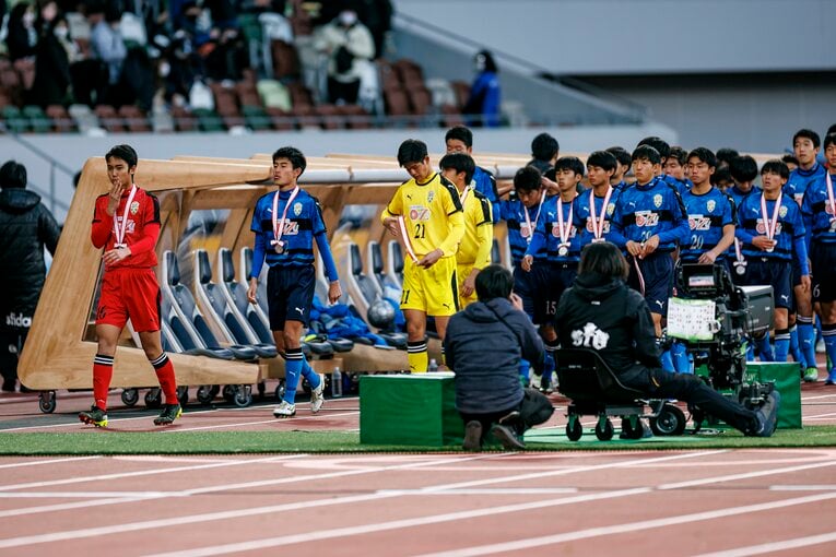 準優勝のメダルをかけて国立競技場のピッチをあとにする大津の選手たち　©Kiichi Matsumoto