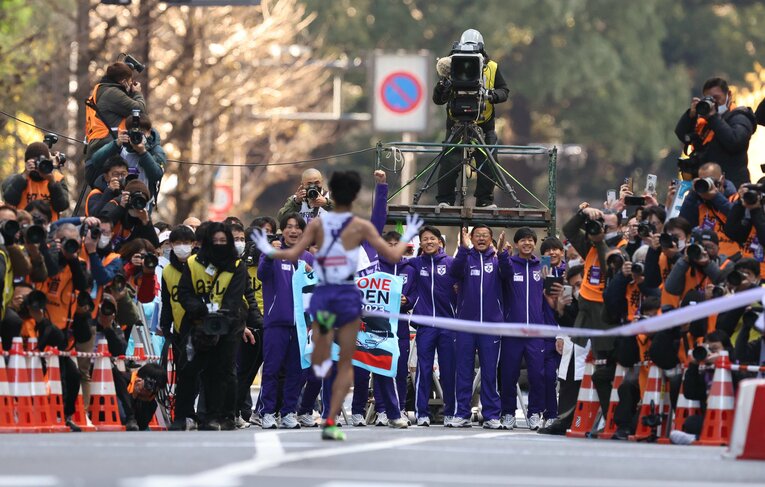 10区・青柿響を迎える大八木監督と駒澤大の選手たち　©JIJI PRESS