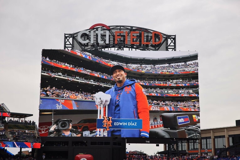 メッツの開幕戦。球場に姿を見せたディアス ©Getty Images