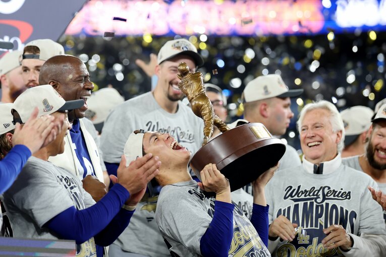 MVPトロフィーを掲げこの笑顔　©Getty Images