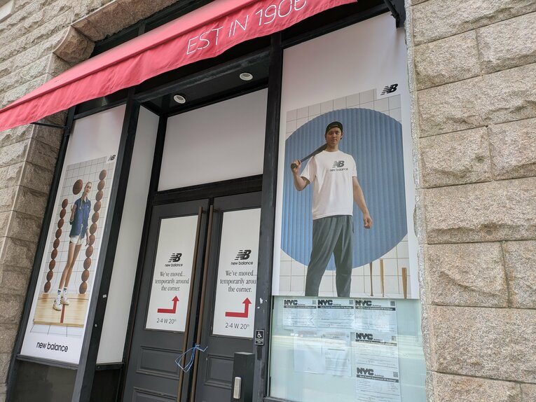 マンハッタンのの5番街にあるニューバランスショップ ©Shoko Mizutsugi