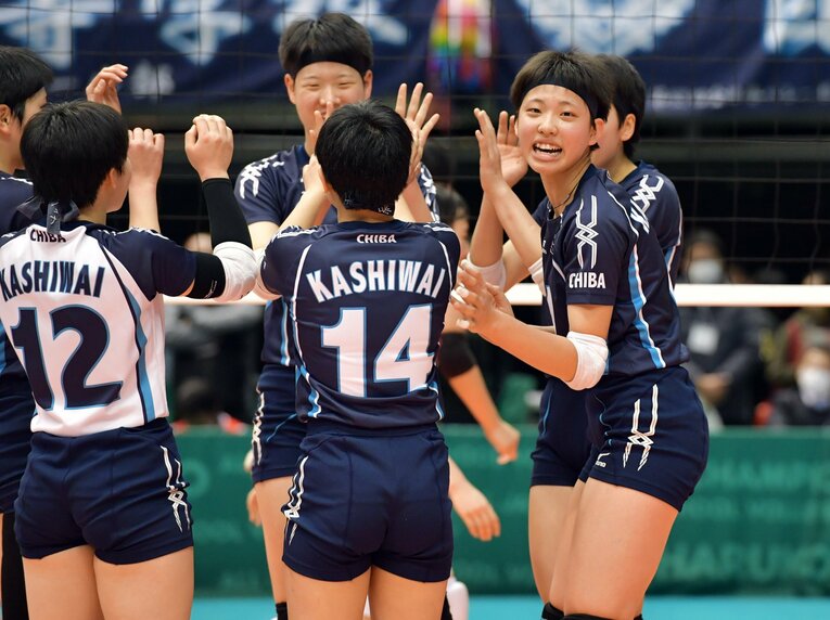 1年生の頃からレギュラーとして出場し、3年時はキャプテンを務めた高校時代の関菜々巳（右）。学業も優秀で、成績は「オール5」で学年トップになったことも　©︎Sankei Shimbun