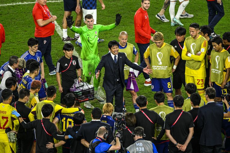 PK戦の後、立ち止まって、敗れた日本代表を称えたGKリバコビッチ　©Takuya Sugiyama／JMPA