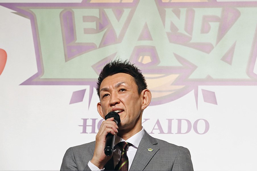 50歳直前までBリーガー、希代のスコアラーだった折茂武彦の本質。<Number Web> photograph by KYODO