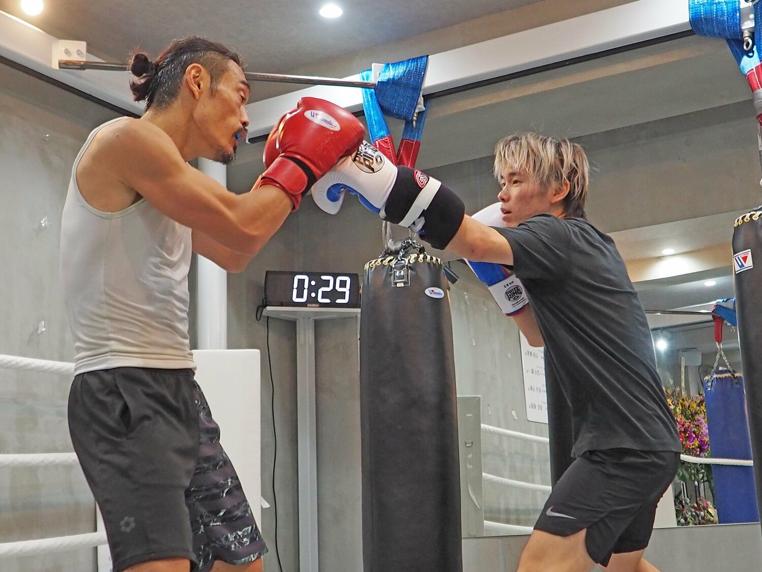 トレーニングジムで。右はキックボクサーの京介