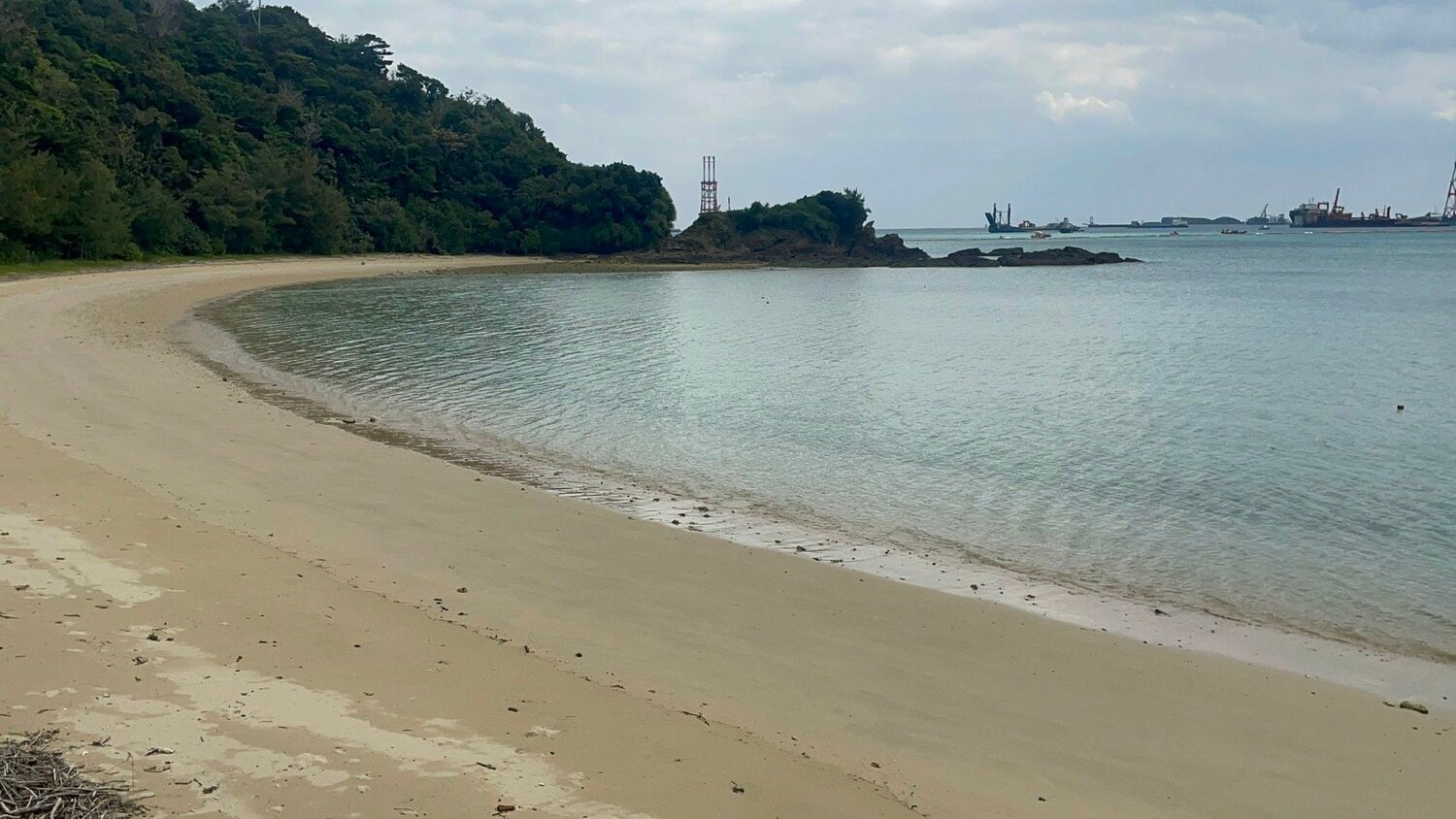 学校の前には海が広がる　©Fumi Sawai