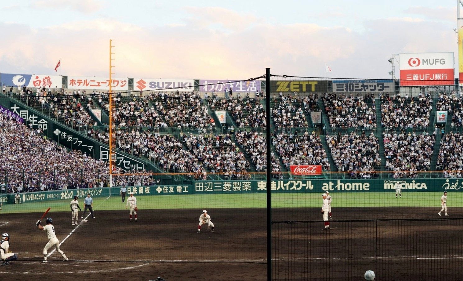 9回裏、1死二、三塁のピンチで、内野を5人で守る早稲田実。投手と三塁手の間に左翼手がいる　©JIJI PRESS