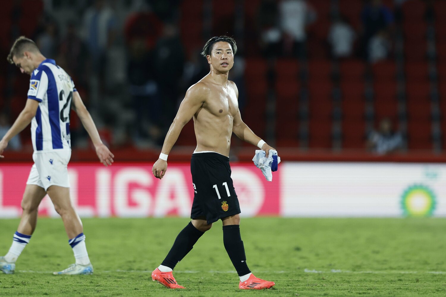 試合後に久保と交換したユニホームを持って