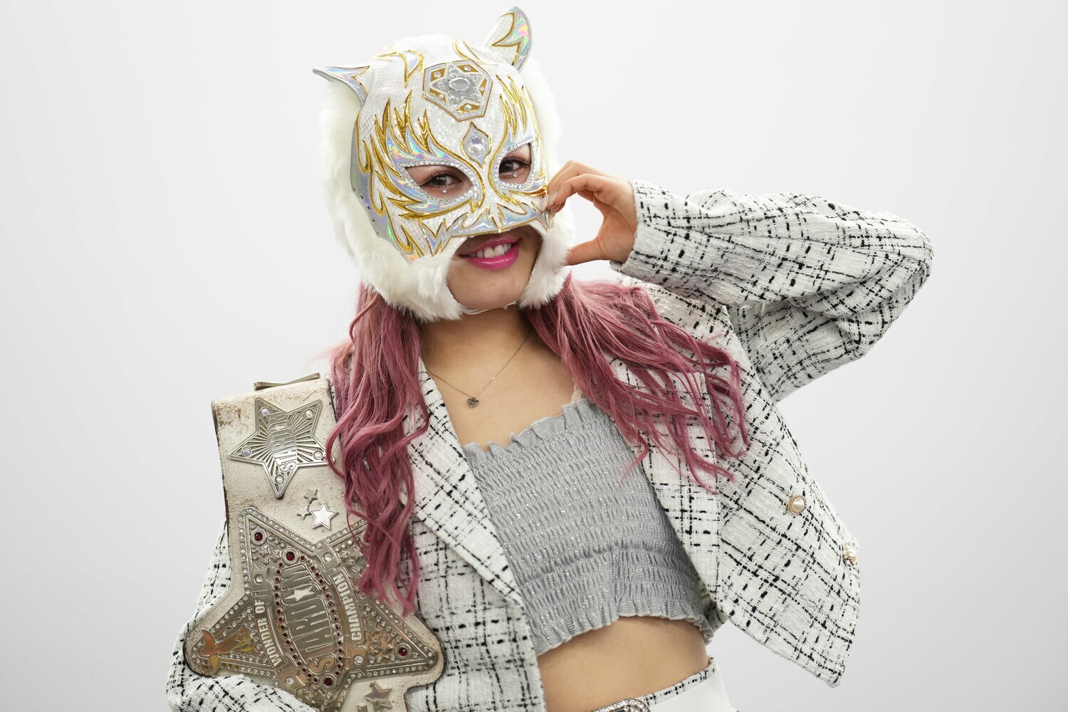 戴冠から一夜明け、白いマスクに合わせたミニのスーツでポーズを取るスターライト・キッド ©Essei Hara