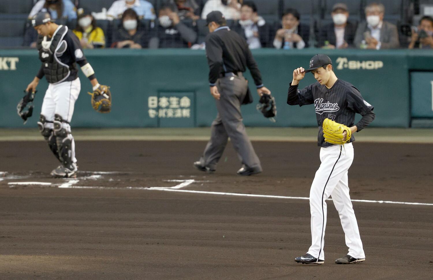 やや緊張の面持ちで甲子園のマウンドに上がる佐々木朗希　©KYODO