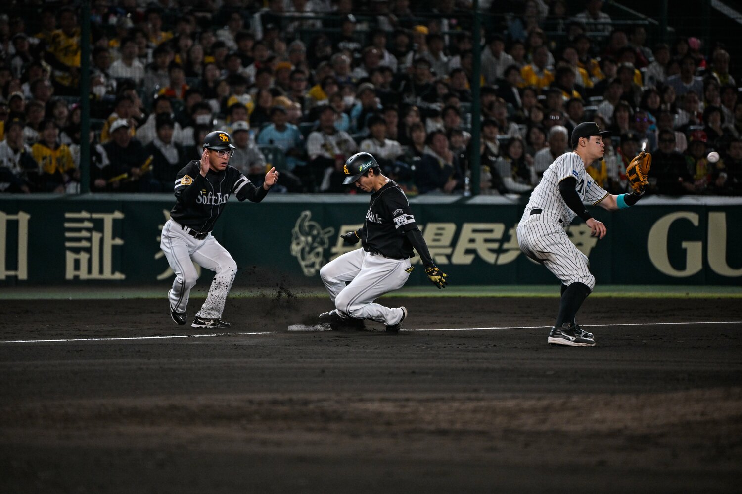 柳田のホームランが出た後、柳町はフェンス直撃のスリーベースヒットを放った　©Nanae Suzuki