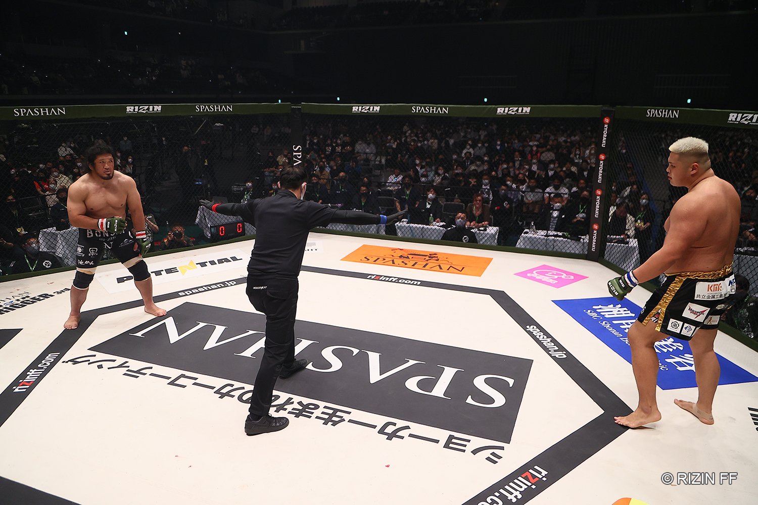 貴賢神のデビュー戦はケージ（金網）での試合となった　©RIZIN FF