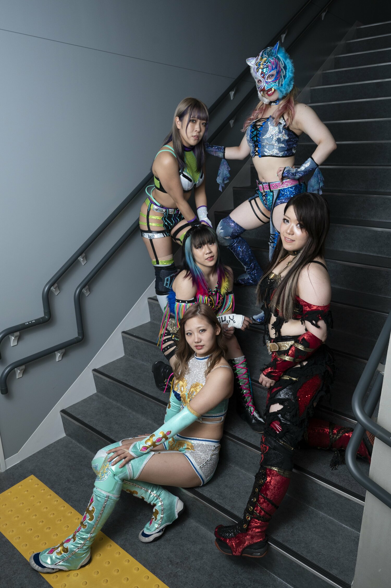 NEO GENESISのメンバー。上からスターライト・キッド、AZM、鈴季すず、星来芽依、天咲光由