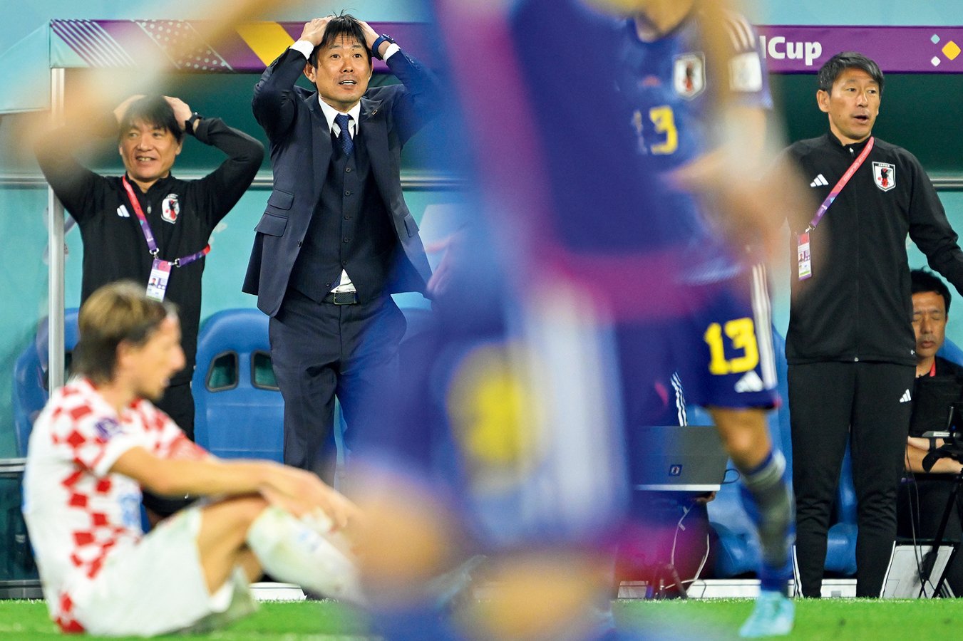 カタールW杯PK戦で頭を抱える森保一監督と横内昭展コーチ（左）　©️Getty Images