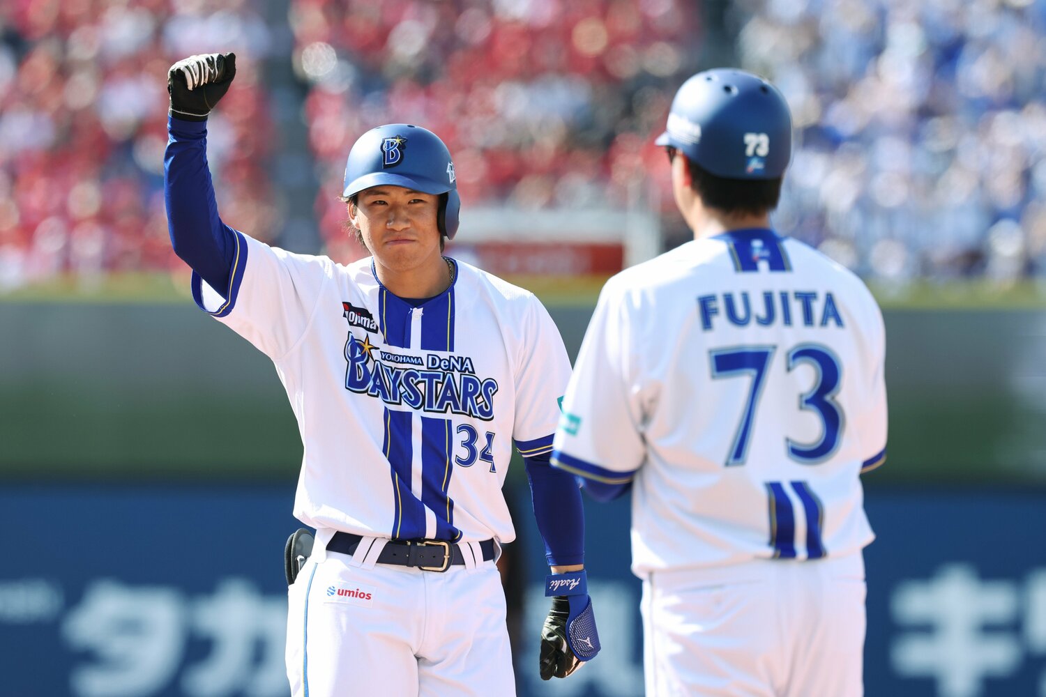 宮下のプロ初安打を祝福する藤田コーチ ©JIJI PRESS