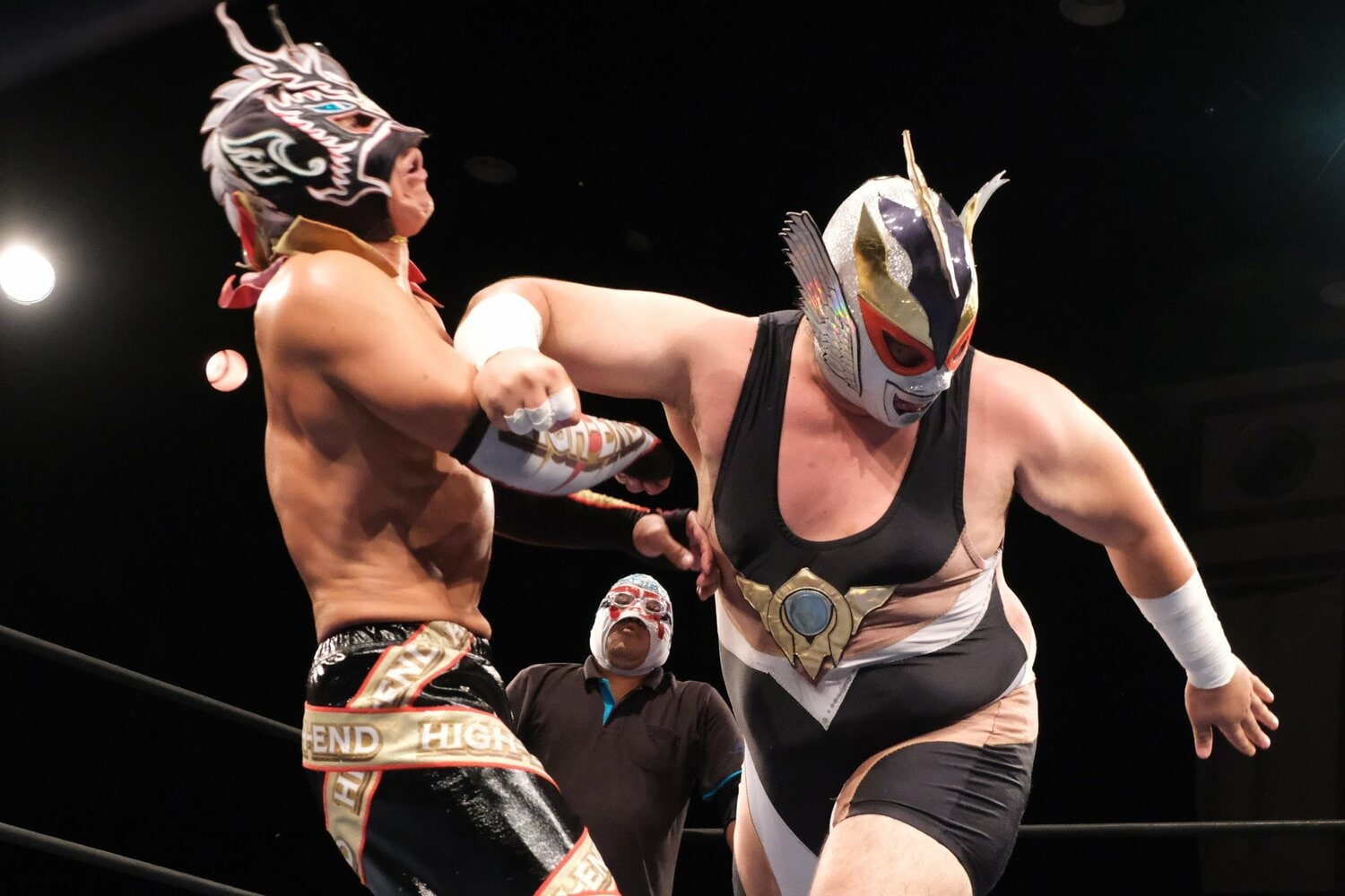 “糸満の人間魚雷”ウルトラソーキ（右）。団体生え抜きのうちなんちゅレスラーでもある