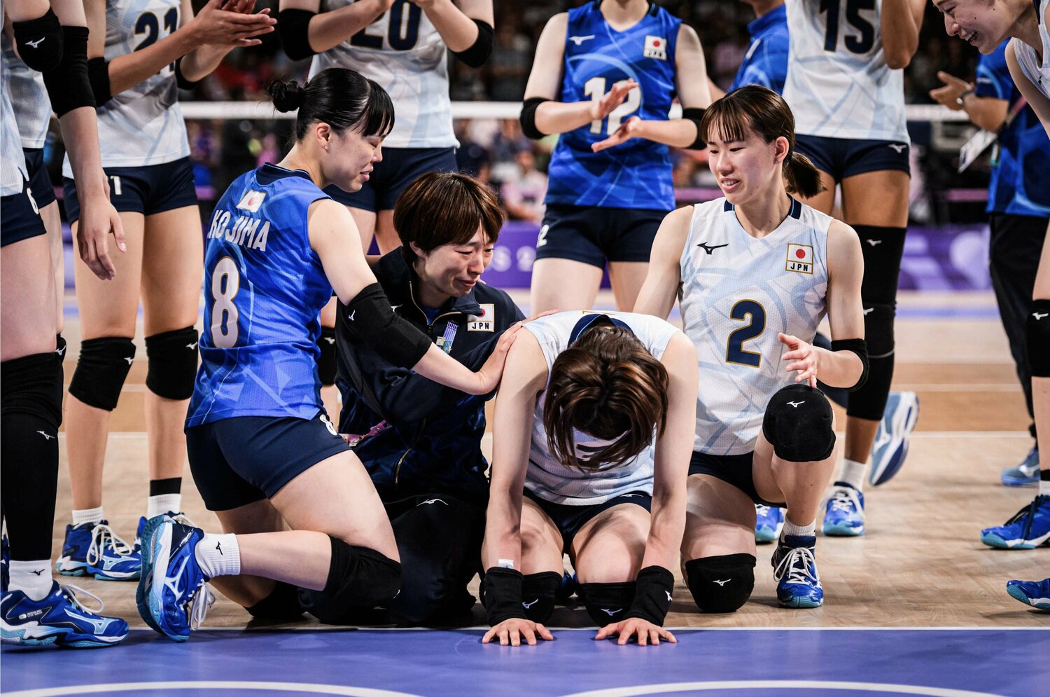 写真撮影を終えると、涙を堪えることができなかった　©︎Volleyball World