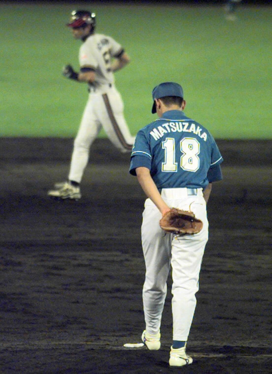 イチローに本塁打を打たれてがっくりする松坂大輔　©JIJI PRESS
