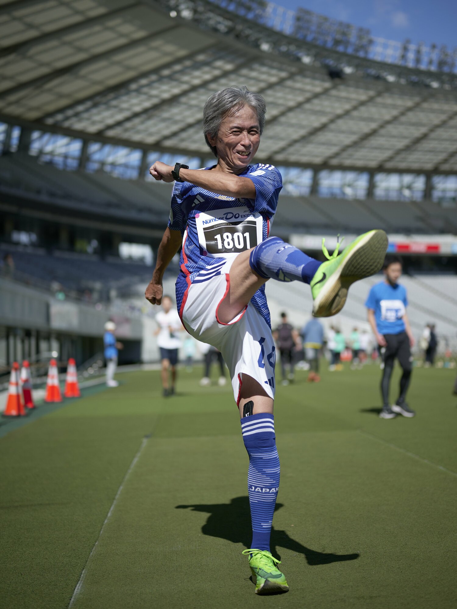 NIKE©の厚底シューズ「ヴェイパーフライ」を履いてシュートポーズを披露してくれた　©Yuki Suenaga