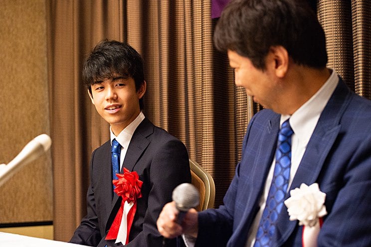 2018年の七段昇段パーティー時に朗らかな表情を見せる藤井二冠と杉本八段©Nanae Suzuki