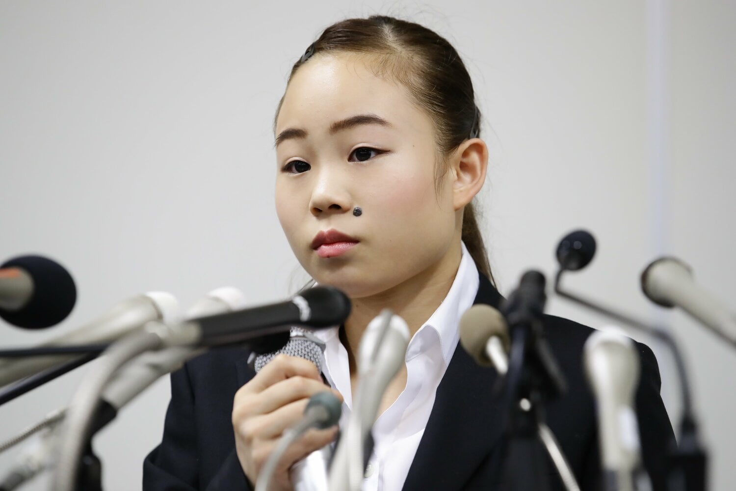2018年8月29日、厳しい表情で記者会見に臨む当時18歳の宮川紗江　©︎KYODO