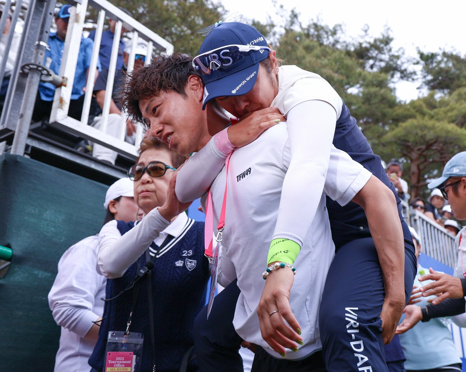 試合後、救急車で病院に搬送された藤田さいき（39歳）©︎JIJI PRESS