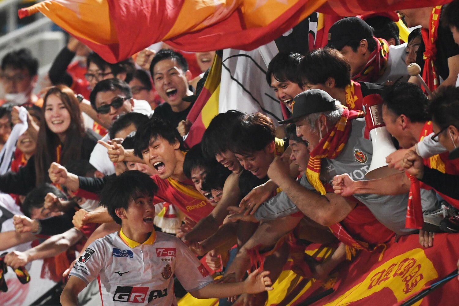 ルヴァンカップ・横浜FC戦で2ゴールを決め、サポーターのもとへ駆け寄る貴田（2023年4月19日）©️Masashi Hara/Getty Images