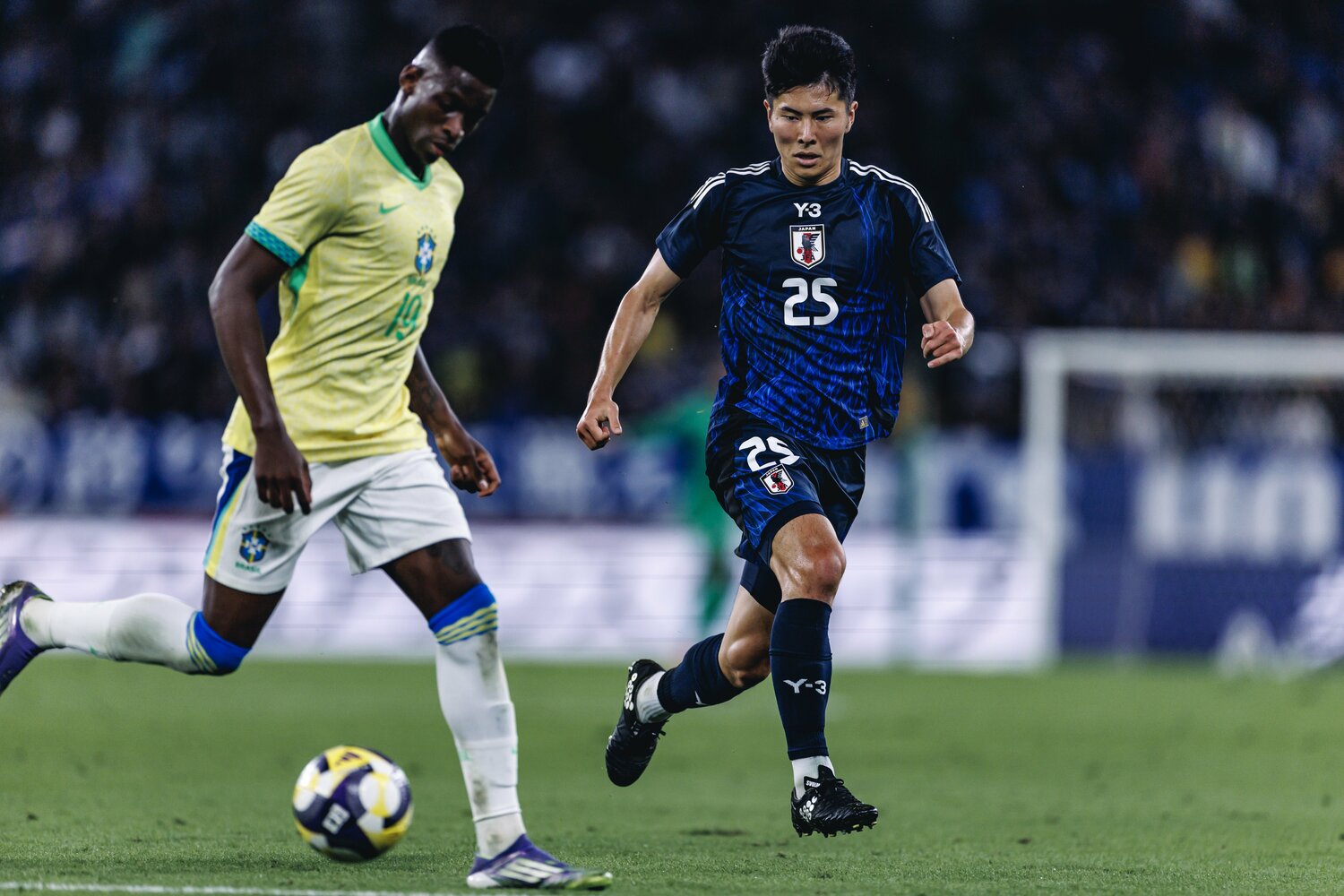 ブラジル代表ルイス・エンリケ（左）とマッチアップする鈴木淳之介　©︎Kiichi Matsumoto