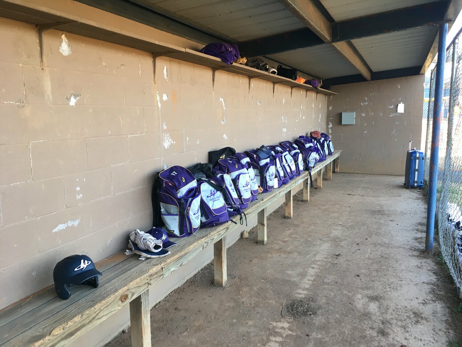 綺麗に並べられたカバン。遠征先でも花巻東高のベンチはいつも綺麗だった（筆者撮影）
