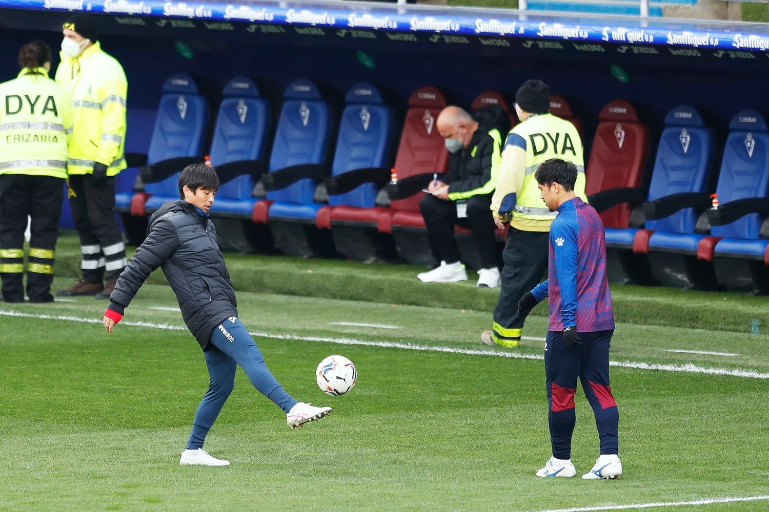 リフティングに興じる乾と岡崎©Daisuke Nakashima